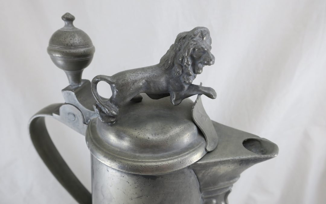Große Zinn Schnabelstitze / Prunk Kanne Götz von Berlichigen – Löwe auf Deckel
