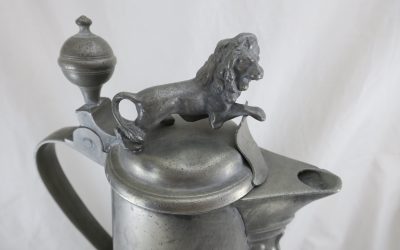 Große Zinn Schnabelstitze / Prunk Kanne Götz von Berlichigen – Löwe auf Deckel