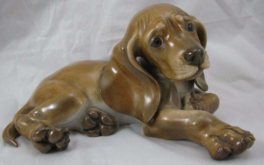 Allach – München Porzellan Figur , Junger Dackel / Hund, liegend Entwurf Theodor Kärner – Skulptur / Plastik