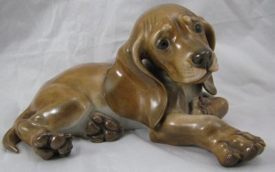 Allach – München Porzellan Figur , Junger Dackel / Hund, liegend Entwurf Theodor Kärner – Skulptur / Plastik