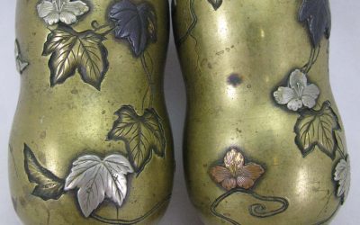 Paar Shibayama Vasen / Vase Bronze / Messing Japan Meiji Ende 19. Jhdt. Gräser / Blüten / Blätter