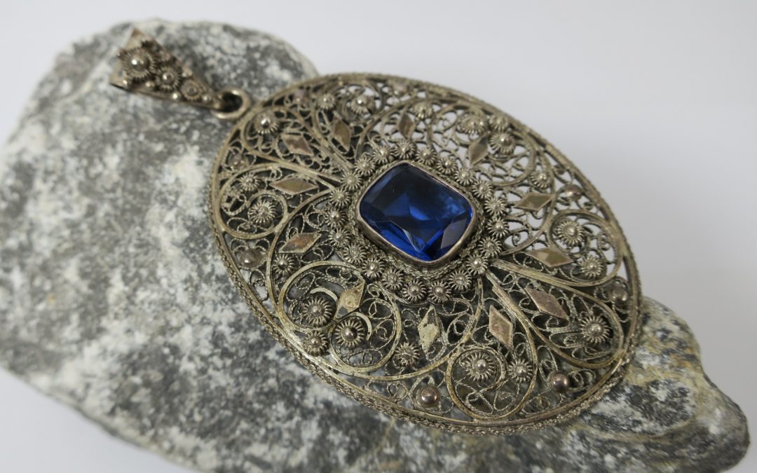 Jugendstil Ketten Anhänger 800 Silber filigran durchbrochen gearbeitet mit Farbstein