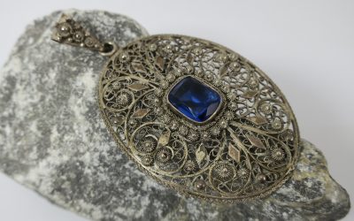 Jugendstil Ketten Anhänger 800 Silber filigran durchbrochen gearbeitet mit Farbstein