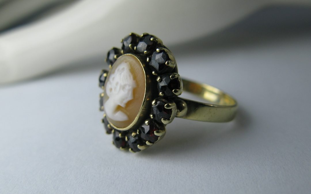 Vintage Granat Ring 333 / 8k Gold mit Kamee Damenring Granatring