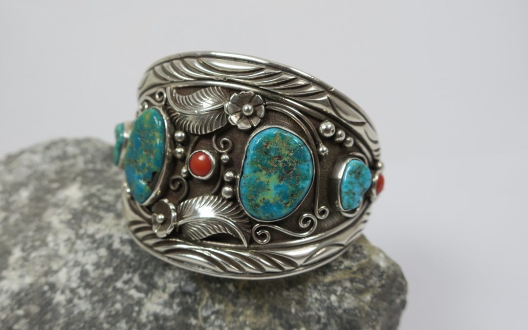 Vintage Armreif / Armspange 925 Sterling Silber „W“ Zuni / Navajo Indianerschmuck – Türkise & Koralle