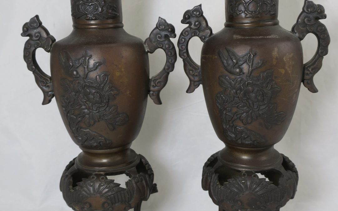 Paar Bronze Vasen / Vase – China 19. Jh. – Drachenhenkel – Florales Relief Dekor & Vögel