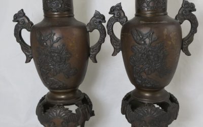 Paar Bronze Vasen / Vase – China 19. Jh. – Drachenhenkel – Florales Relief Dekor & Vögel