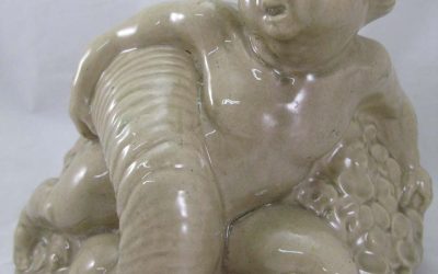 Putto mit Füllhorn – Figur / Skulptur weißer Ton cremefarben glasiert ~ 1910