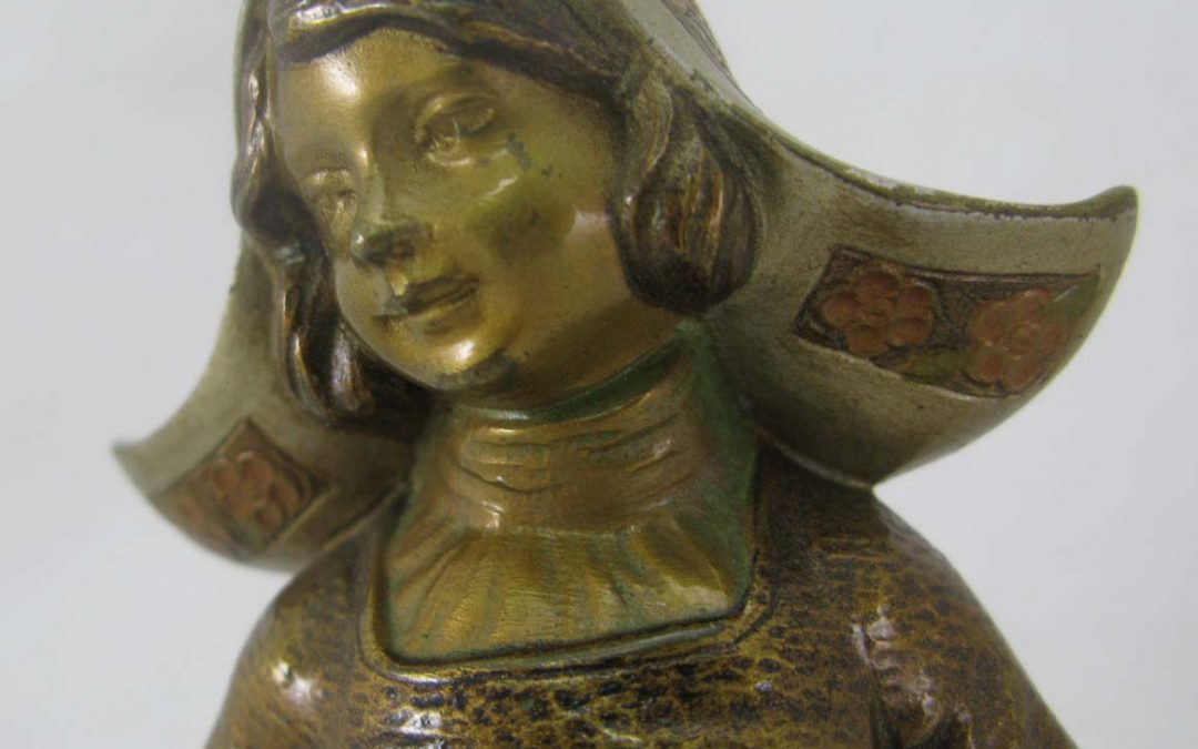 Frau / Mädchen Holland / Niederlande Figur / Skulptur Bronze patiniert ~ 1900/ 1920 Marmorsockel