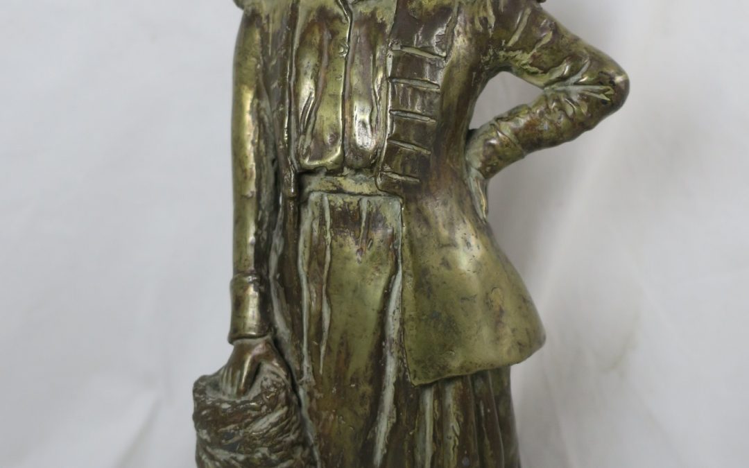 Bronze Skulptur / Figur – Frau / Dame mit Muff – Signiert 1919