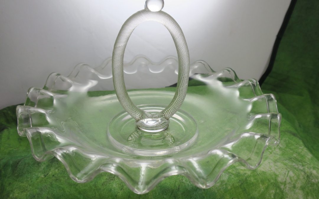 Antike Konfektschale / Schale mit Henkel / Griff farbloses Glas 2. Hälfte 19. Jh