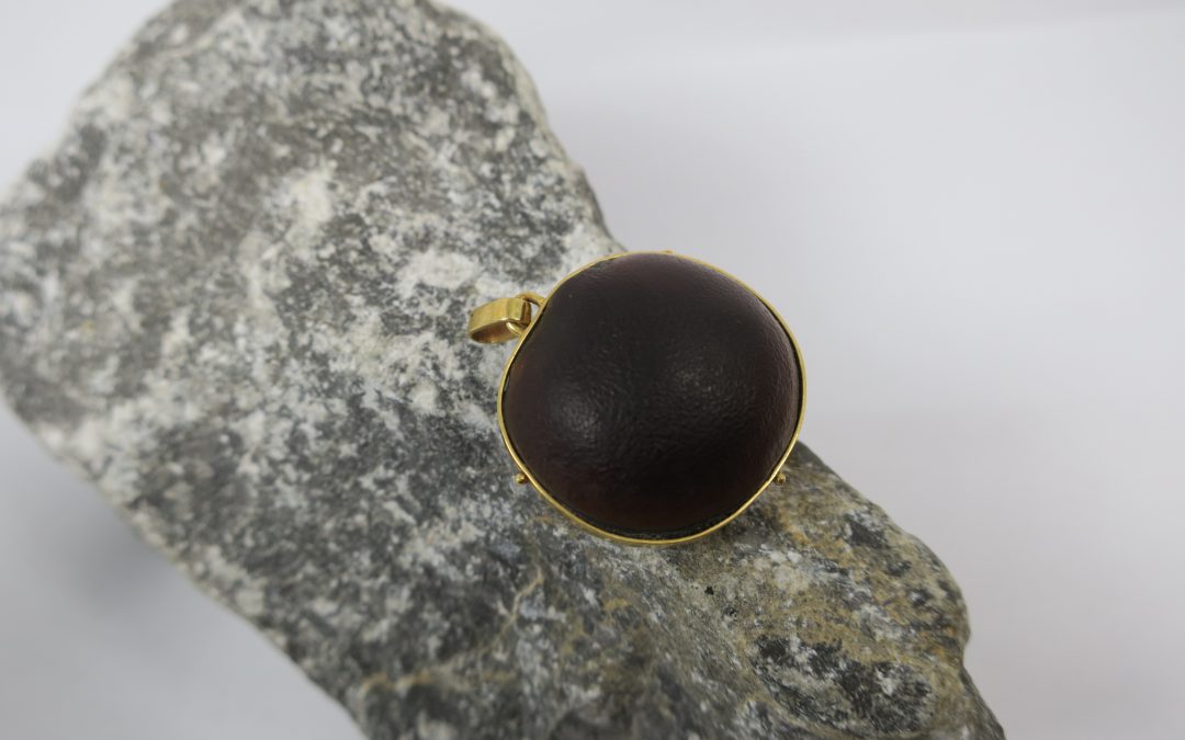 Vintage Ketten Anhänger 750 / 18K Gold mit Nuss ? – Handarbeit