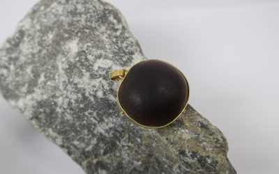 Vintage Ketten Anhänger 750 / 18K Gold mit Nuss ? – Handarbeit