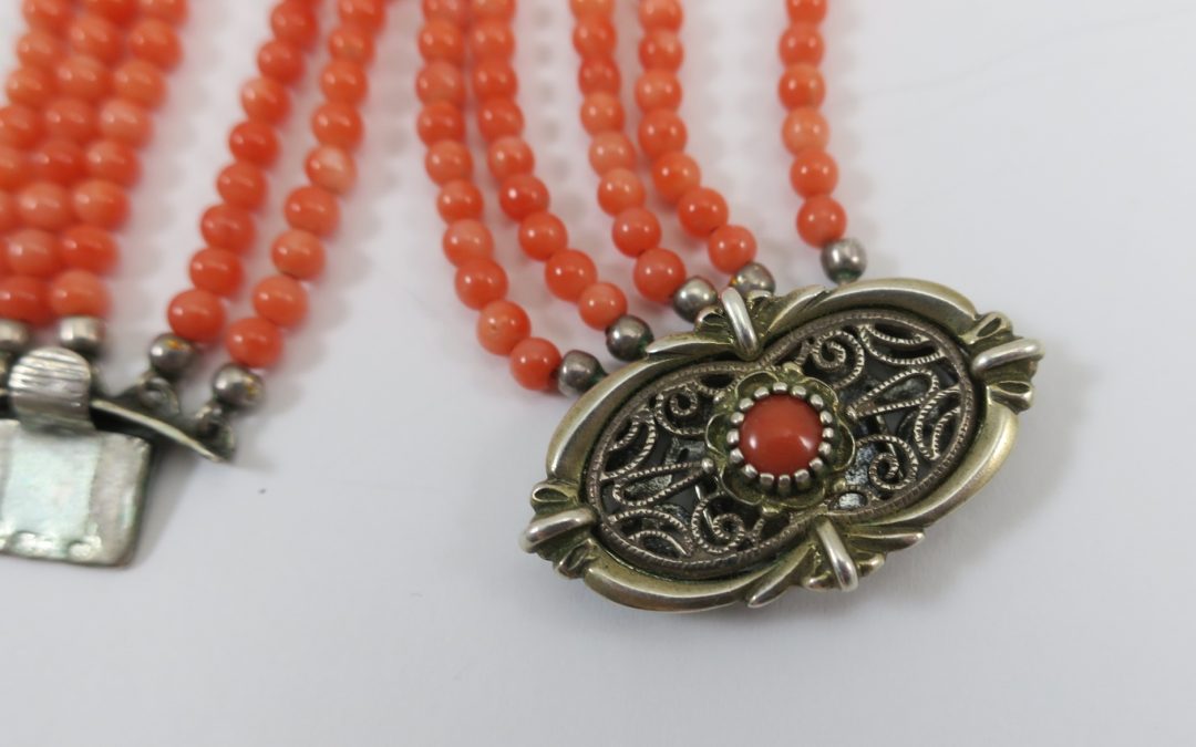 Vintage Collier Koralle 5-reihig Kette / Halskette Silber Verschluss ? vergoldet