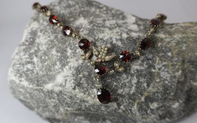Vintage 900 Silber Collier / Halskette / Kette Granate & Saatperlen Vogel Motiv Handarbeit