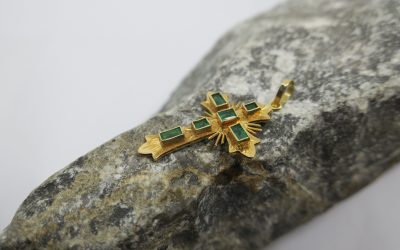 Vintage Kreuz Anhänger 750 / 18K Gold mit Farbsteinen Smaragd? – pendant cross gold