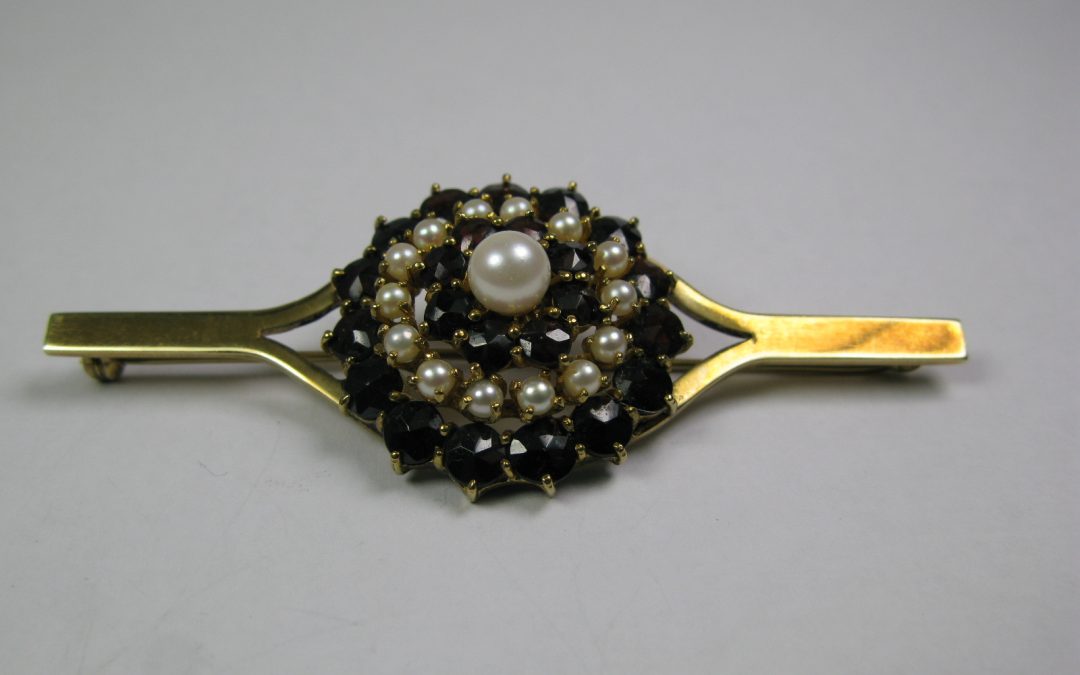 Große Granat / Perlen Brosche 333 / 8K Gold – Stabbrosche 7,2 cm