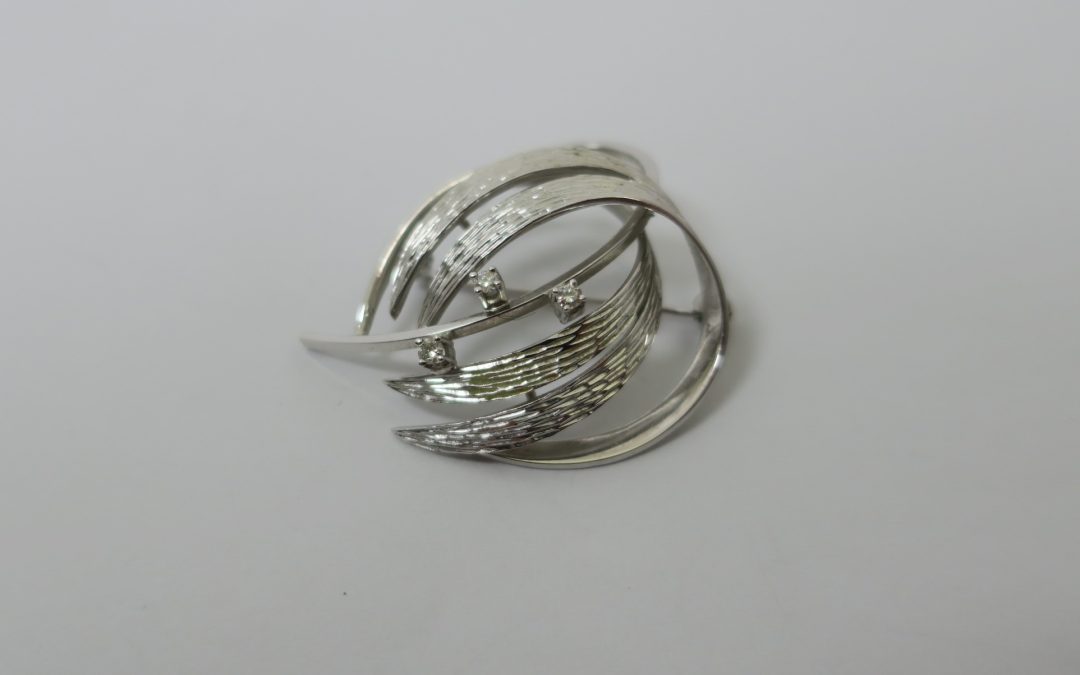 Vintage florale Brosche  585 /14k Gold / Weißgold & drei Brillanten 0,12ct