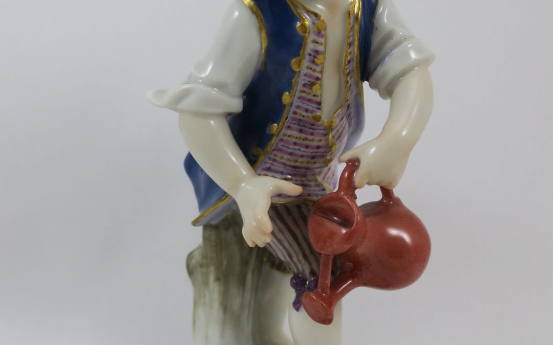 Meissen Porzellan Figur Gärtnerkind Knabe mit Gießkanne Kaendler Entwurf