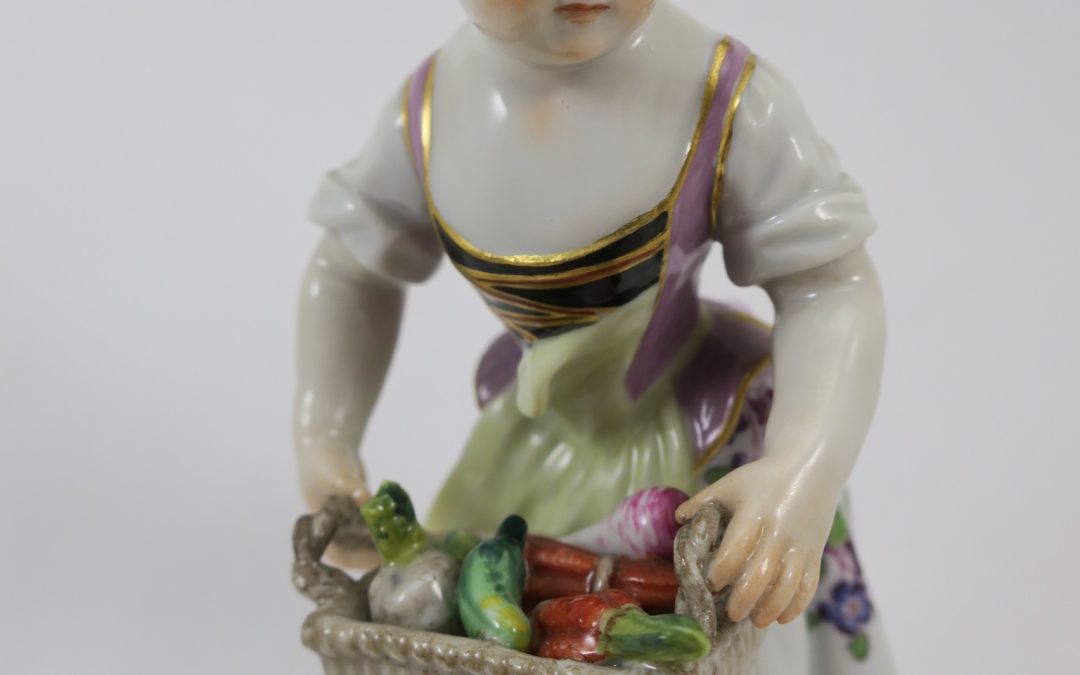Meissen Porzellan Figur Gärtnerkind Mädchen mit Korb Kaendler Entwurf