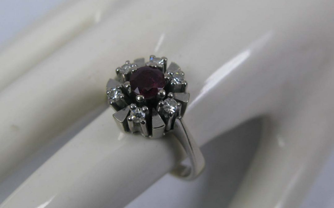 Damenring / Ring mit Rubin 585 er Gold / Weißgold – 6x Diamant