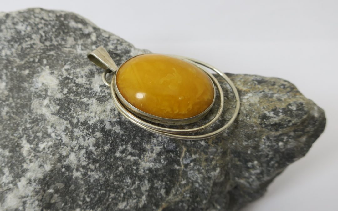 Vintage Ketten Anhänger 835 Silber Bernstein Cabochon – Amber & Silver Pendant Butterscotch
