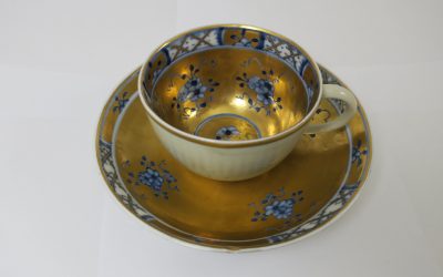 Meissen Porzellan Tasse & Untertasse Goldfond & Blaumalerei Blume Mitte 18. Jh.