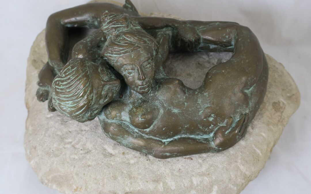 Erlenkötter Bernward *1954 Figur / Skulptur Bronze & Sandstein Akt / nacktes Liebespaar