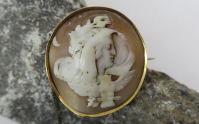 Brosche Mondgöttin Luna  Gold & Muschelkamee 18./19. Jh.  Kameebrosche Italien ?