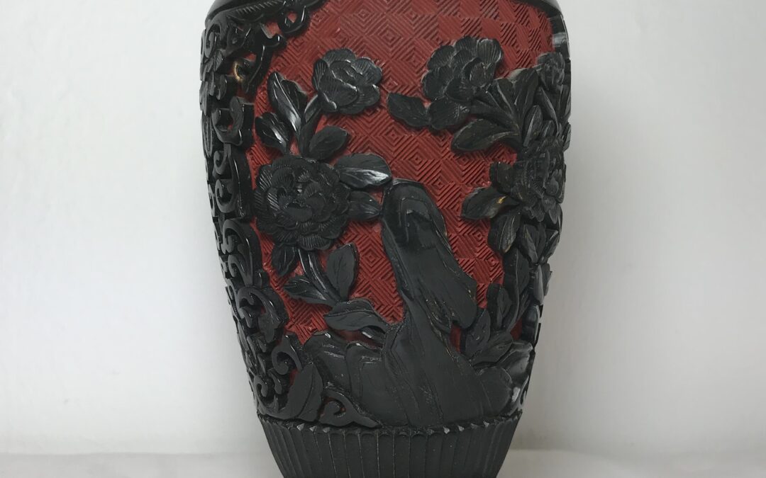 Vintage China Lack Vase Zweifarbig Schwarz / Rot Blumen Dekor