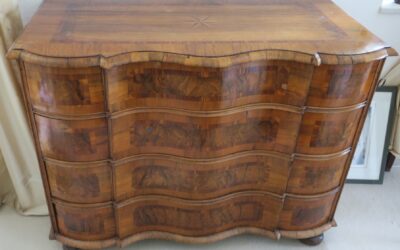 Antike Nussbaum Barock Kommode Intarsien / geschweifte Front 18.Jh.