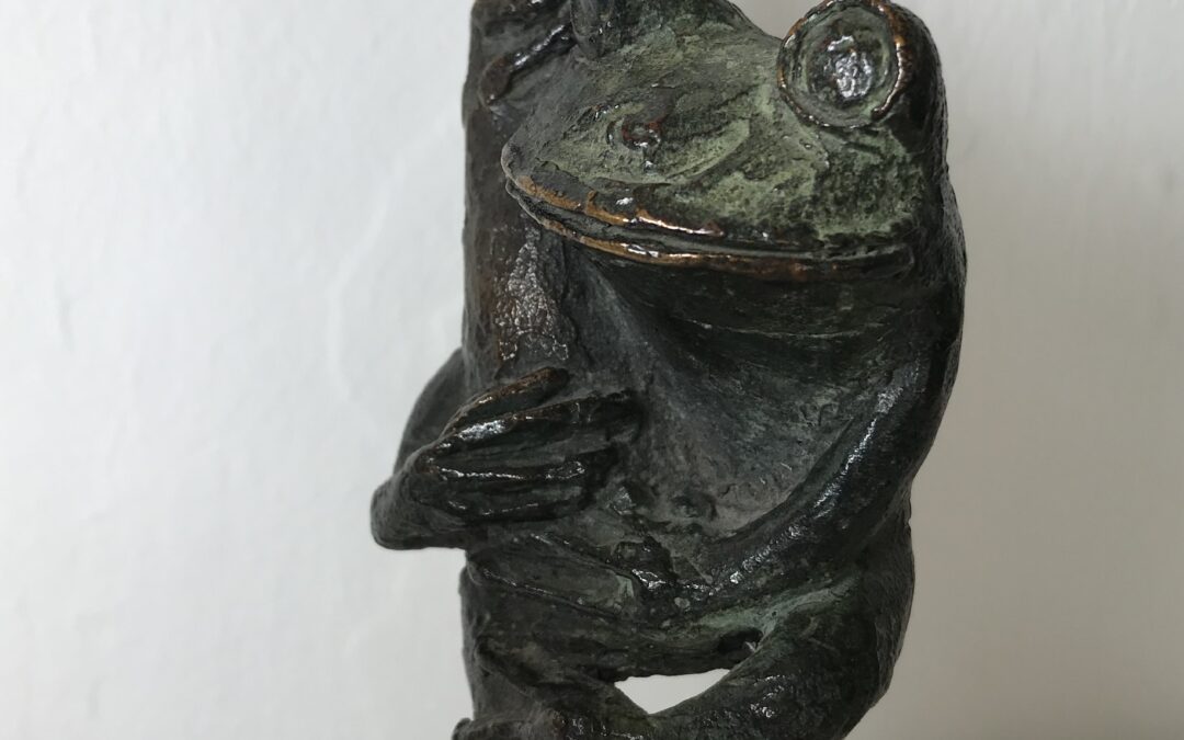 Ima Rochelle Hartmann 1930-2013 Bronze Skulptur / Figur Frosch auf Ast