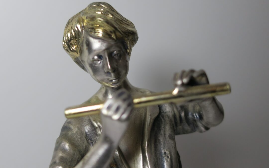Flötenspieler / Musiker Figur / Skulptur Metall Silber / Gold Marmorsockel signiert