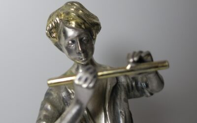 Flötenspieler / Musiker Figur / Skulptur Metall Silber / Gold Marmorsockel signiert