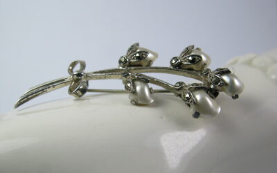 Vintage Brosche 835 Silber Blumenstrauß / Zweig Blüten Markasiten Perlmutt / Perlen