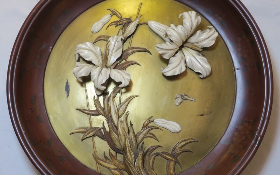 Große Shibayama Schale / Wandrelief Blumen Blüten Holz lackiert Meiji Japan