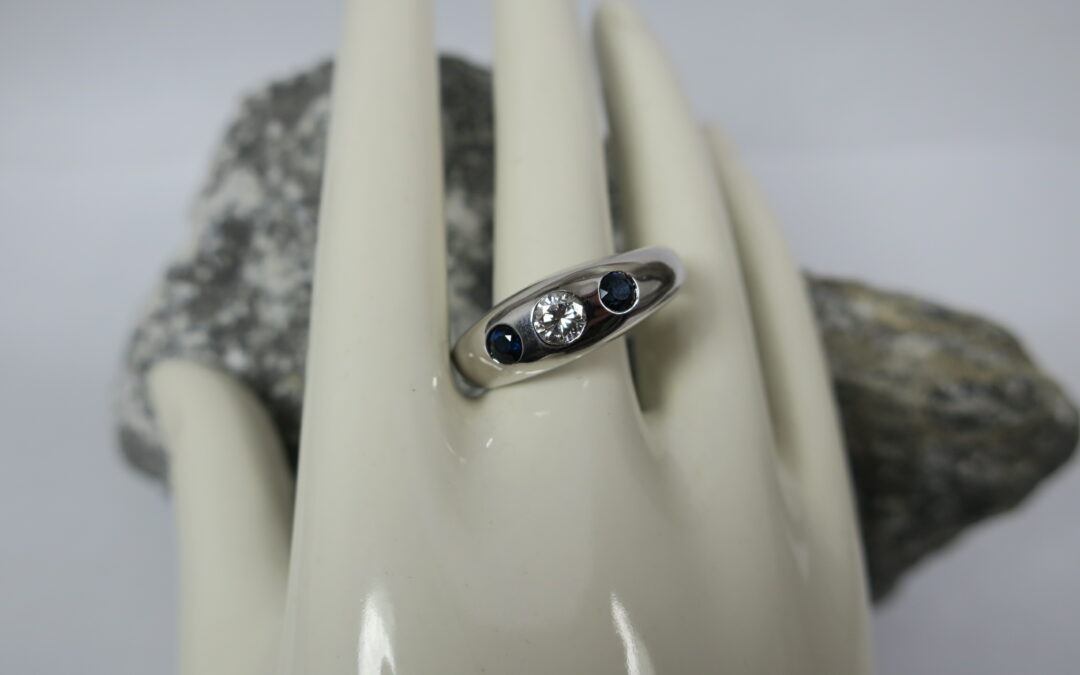 Ring / Damenring 750 /18K Gold 0,26 ct Brillant 2x Saphir 0,45 ct / Weißgold