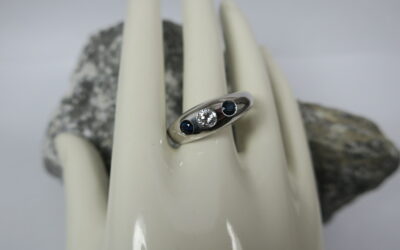 Ring / Damenring 750 /18K Gold 0,26 ct Brillant 2x Saphir 0,45 ct / Weißgold