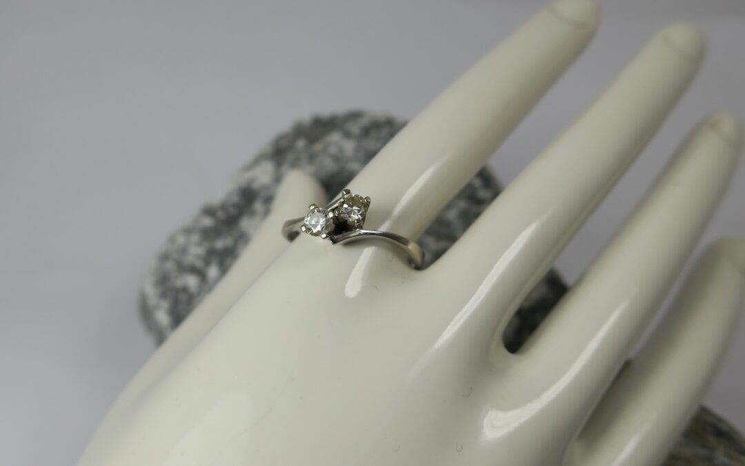 Vintage Brillant Ring 0,32ct – 2 Brillanten – 750 / 18K Weiss Gold Damenring