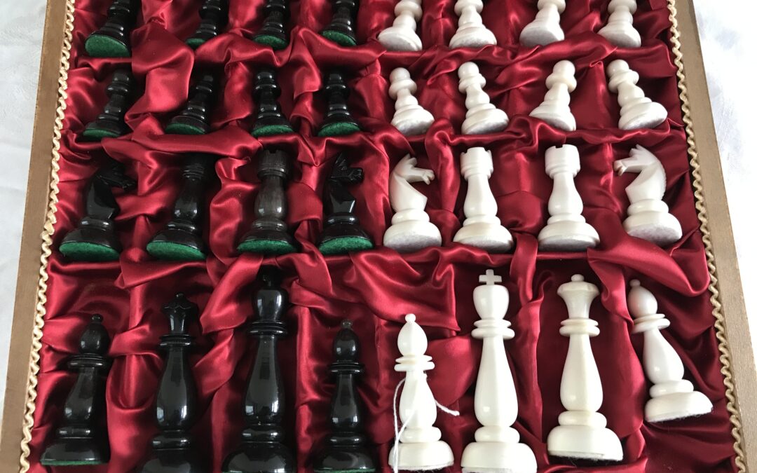 Antikes Schachspiel / Schach Spiel Elfenbein und Büffelhorn geschnitzt