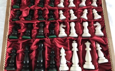 Antikes Schachspiel / Schach Spiel Elfenbein und Büffelhorn geschnitzt