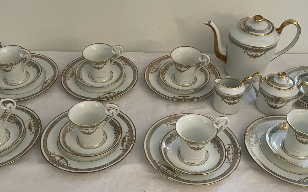 Royal Limoges Porzellan Service 8 Pers. Or En Relief Goldstaffage