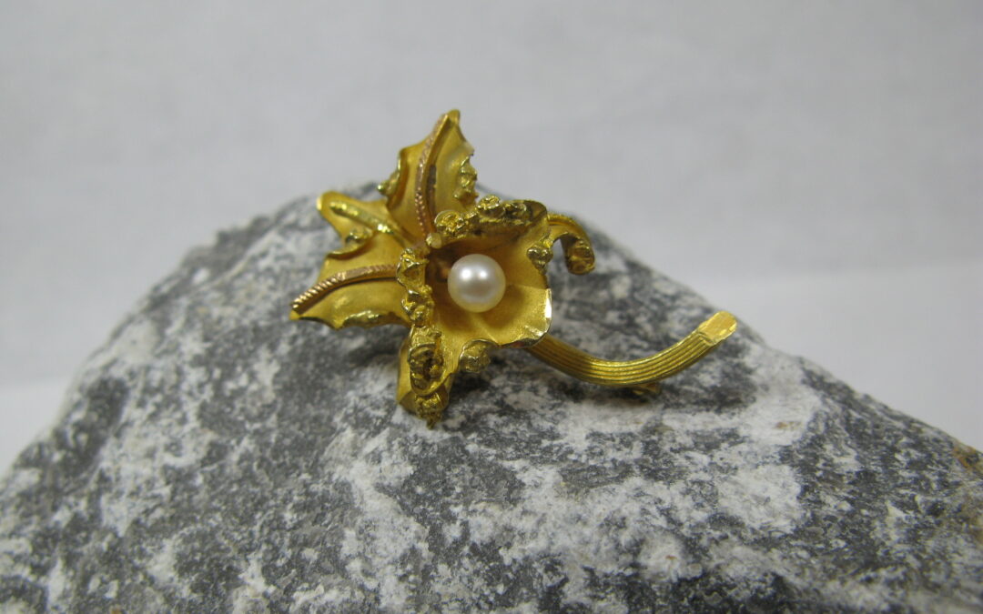 Vintage Brosche mit Perle 750 / 18kt Gold Floral / Blume / Orchidee Handarbeit