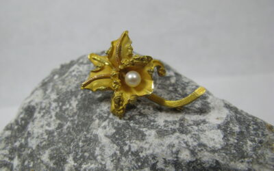 Vintage Brosche mit Perle 750 / 18kt Gold Floral / Blume / Orchidee Handarbeit