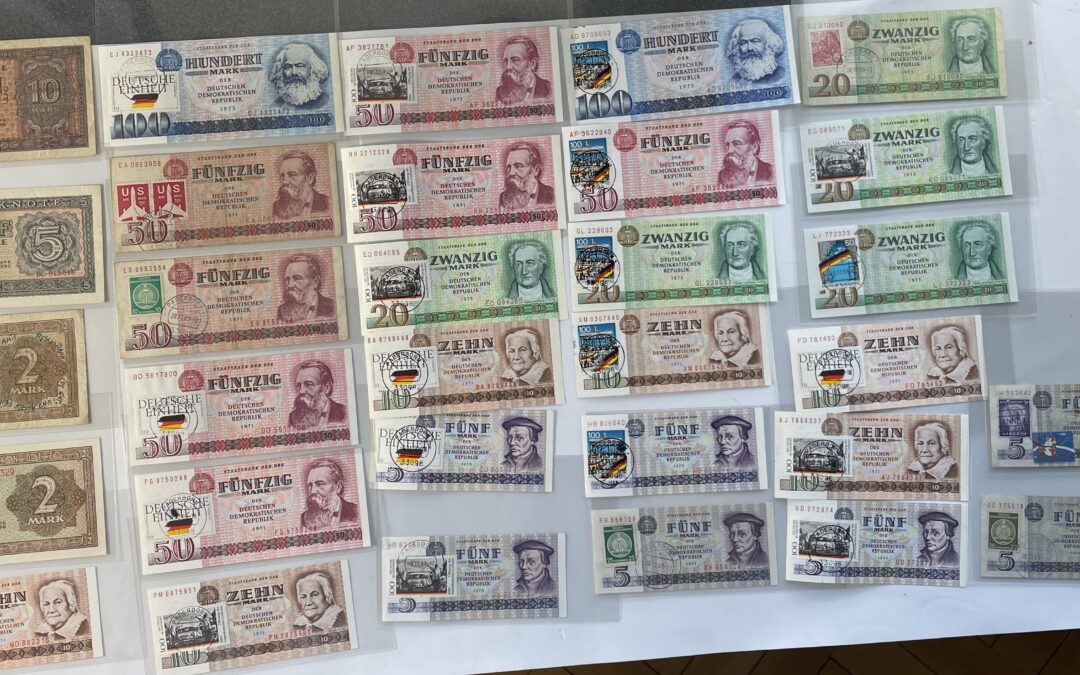Sammlung DDR 31x Banknote / Geldschein 2 bis 100 Mark jeweils mit Briefmarke