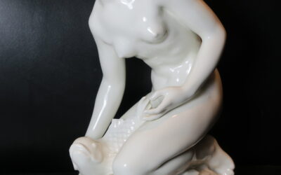 KPM Porzellan Figur / Skulptur in Wellen hockendes Mädchen mit Fisch Suse Müller