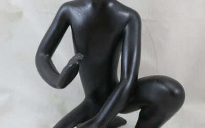 Figur Schwarzafrikaner / Afrikaner mit Trommel Gmundner Keramik Fink 2213