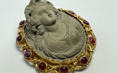 Große Lava Kamee Brosche Frau / Mädchen Kupfer vergoldet ~ 1860 Italien Glas