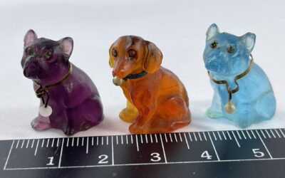 3x Glas Miniatur Tierfigur / Hund Dackel &2x Mops ~ 1900 Puppenstube Halsband