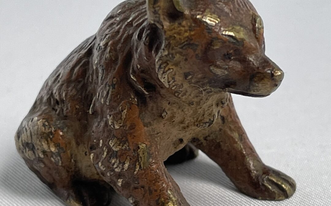 Bär sitzender Braunbär Wiener Bronze Miniatur ~ 1900 – Farbig gefasst „Austria“